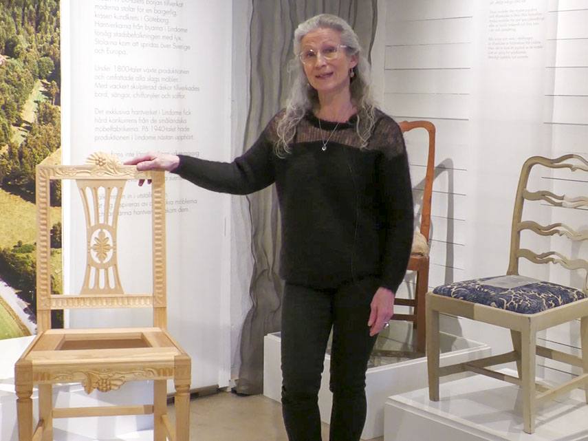Museisamordnare Marie Berge visar Lyx från Lindome