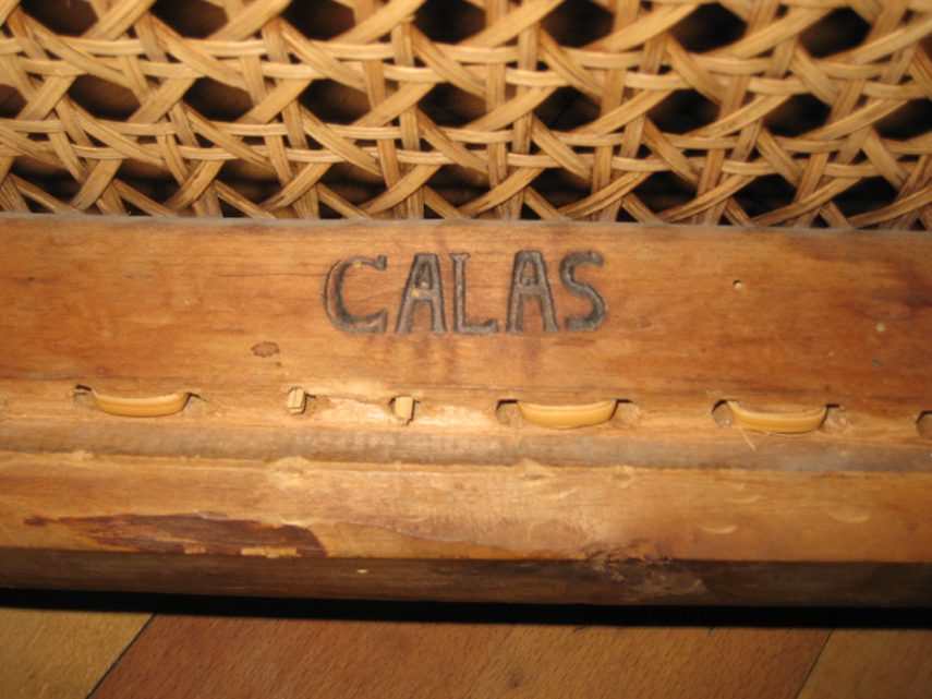 Undersidan av en stol, med en signatur