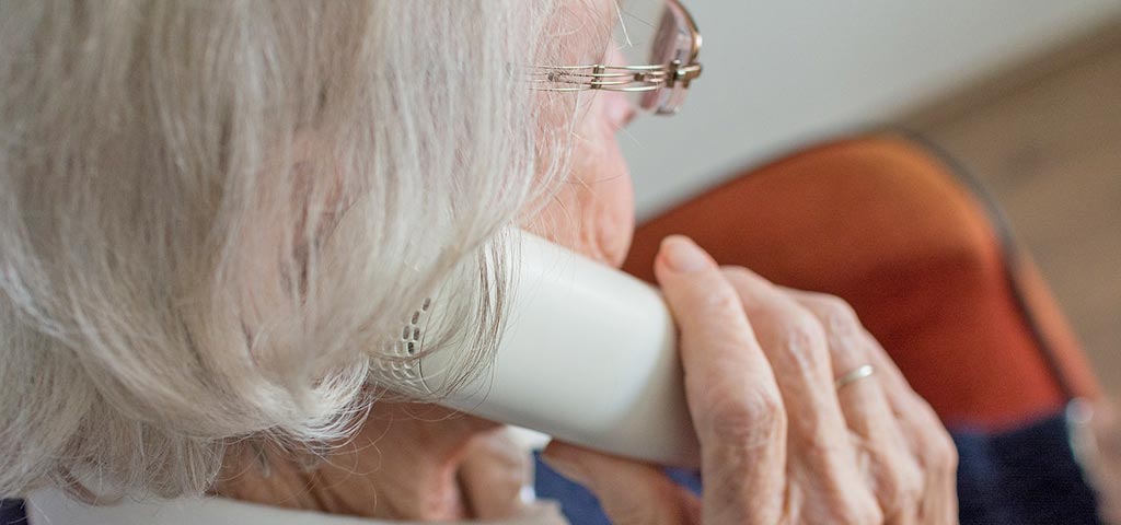 Äldre kvinna i telefonsamtal. Foto: Sabina van Erp från Pixabay