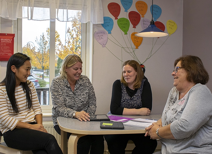 pedagoger sitter runt bord på förskolan