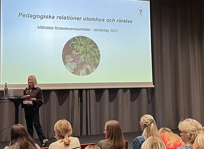 person på scen med presentation