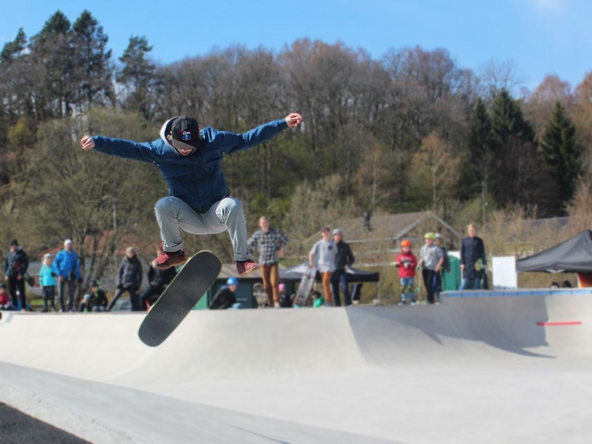 Skejtare och publik i Kållered Skatepark. 