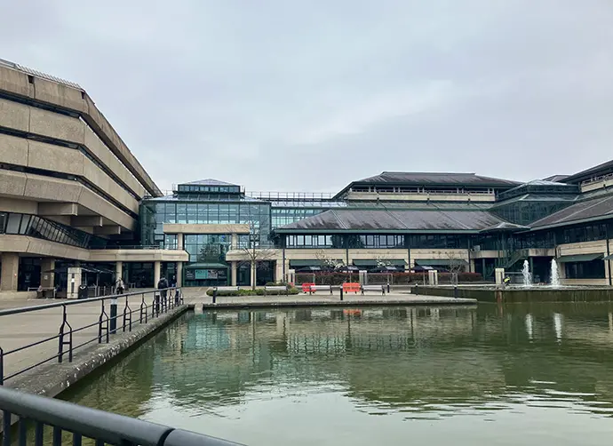 Svenska skolan i London ligger pampigt framför en damm
