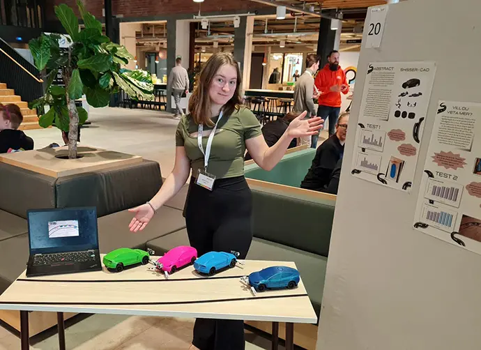Jessika står framför sitt vinnande gymnasiearbete