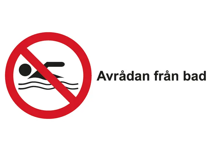 Mot en vit bakgrund är en symbol bestående av en person som simmar, över personen är en cirkel med streck igenom. Bredvid symbolen står i svart text Avrådan från bad.