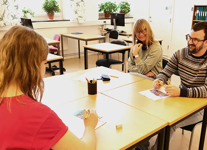 Elever på Lärvux grupparbetar