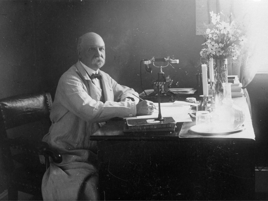 Doktor Belfrage vid sitt skrivbord. Foto från 1911.