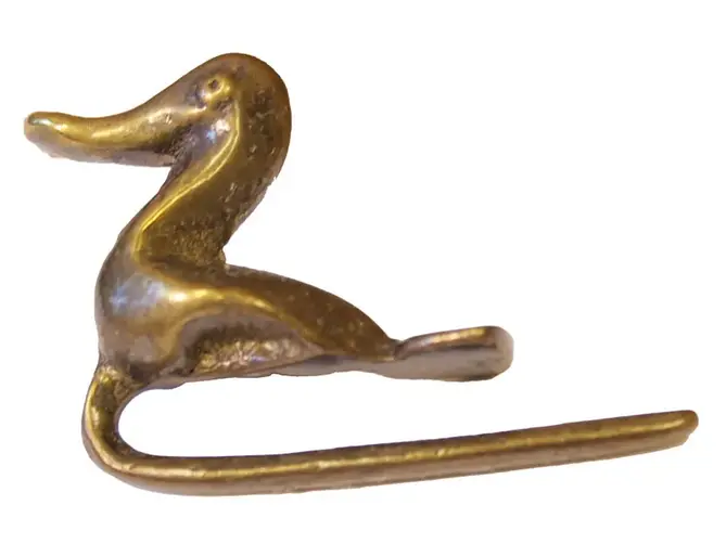 En figur i brons i form av en and.