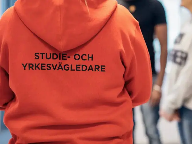Ryggen på en person som har på sig en tröja där det står studie- och yrkesvägledare