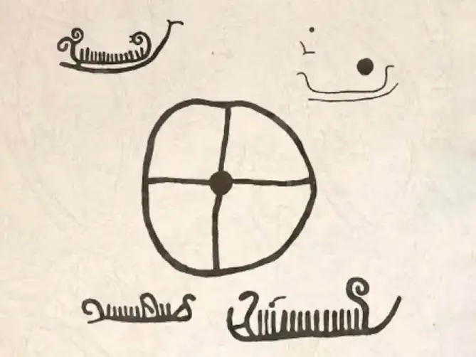 Hällristningar som visar fyra skepp och en solsymbol.