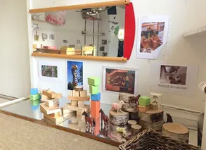 rum på förskola med byggklossar ståendes på speglar som ligger på golvet