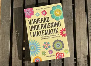 gul bok på underlag av brädor
