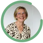 Eva Torgerson i en leopardblus som ler glatt mot kameran