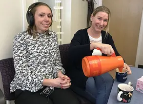 pedagoger sitter och häller upp kaffe från en termos