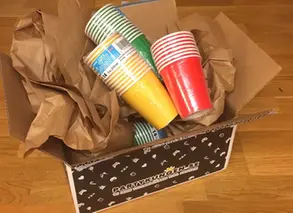 kartong med färgglada muggar