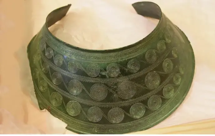 En krage i brons. Kragen är utsmyckad med spiraler.