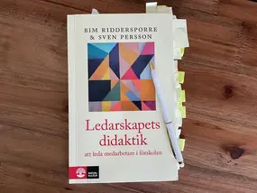 Boken Ledarskapets didaktik ligger på ett bort.