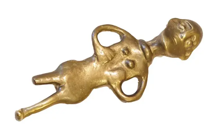 En kvinnofigur i brons. Figuren håller händerna på magen.