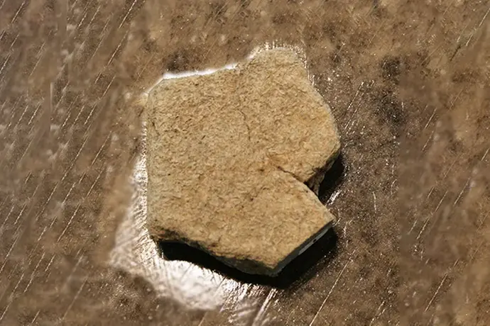 En platt sten som som är en legering av koppar och zink.